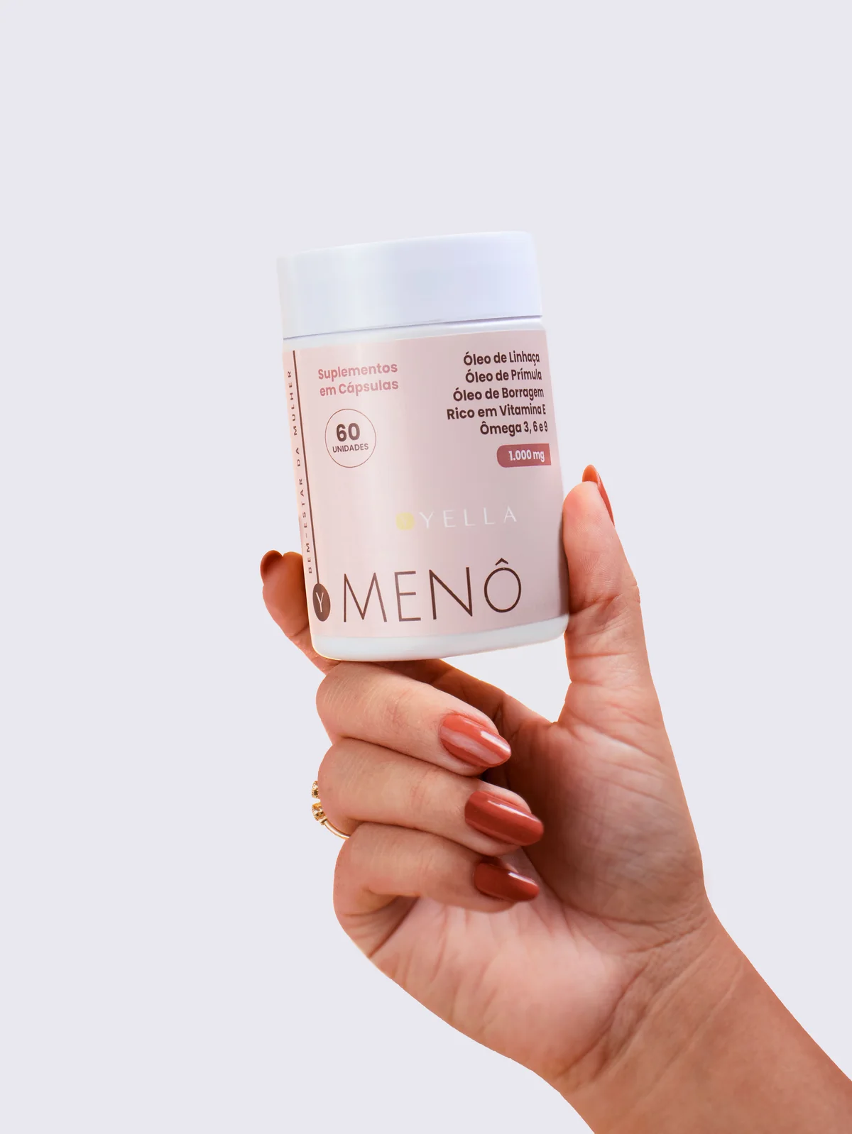 Mão segura uma embalagem do futuro produto MENO