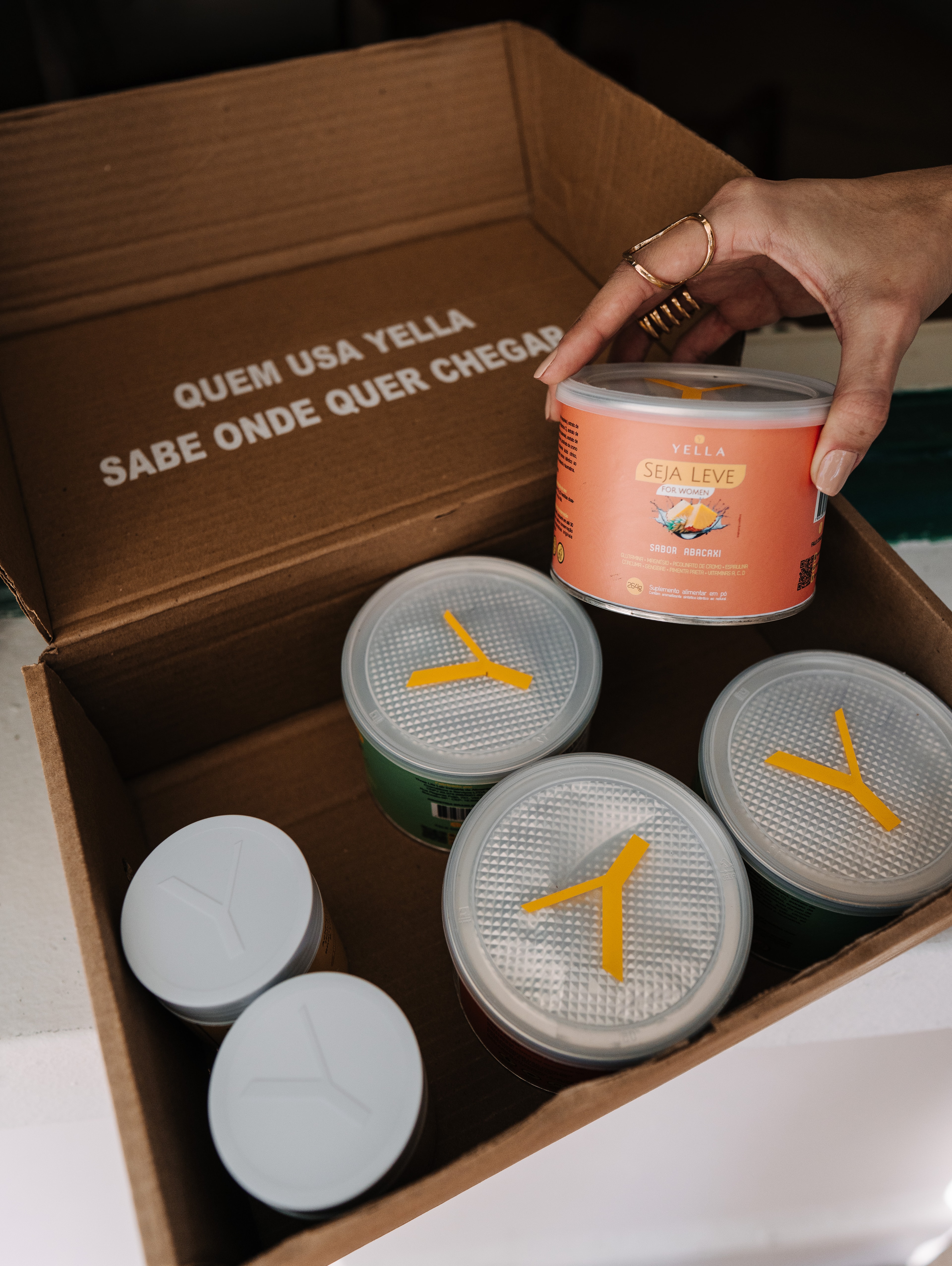 Caixa da Yella com potes de Seja Leve